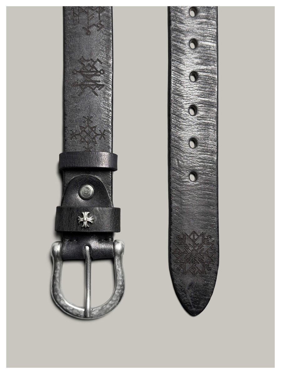 Leather belt with tanned leather and steel texture