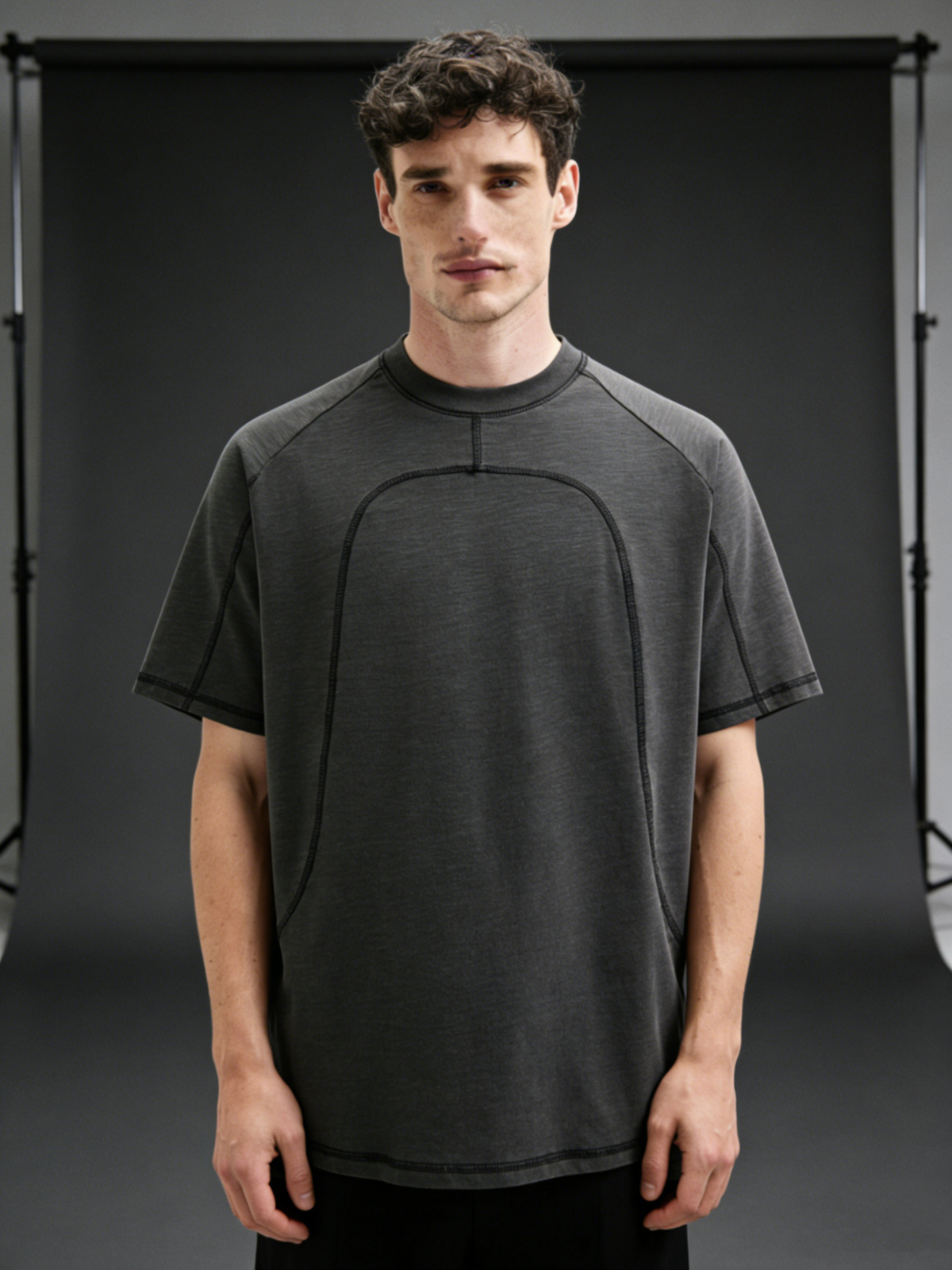 Loose-fitting segmented design T-shirt