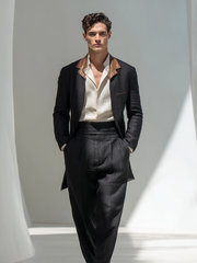 Completo da uomo alla moda con piccoli revers e motivo color-block